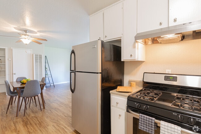 3BR, 1BA - 943 SF