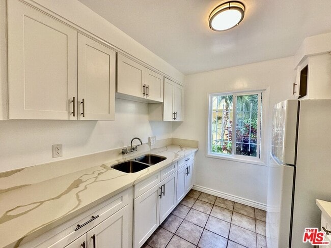 Building Photo - 1108 S Sherbourne Dr Unit 1 Rental