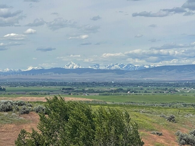 Photo - 4 Bed 3 Bath Home with Expansive Country V...