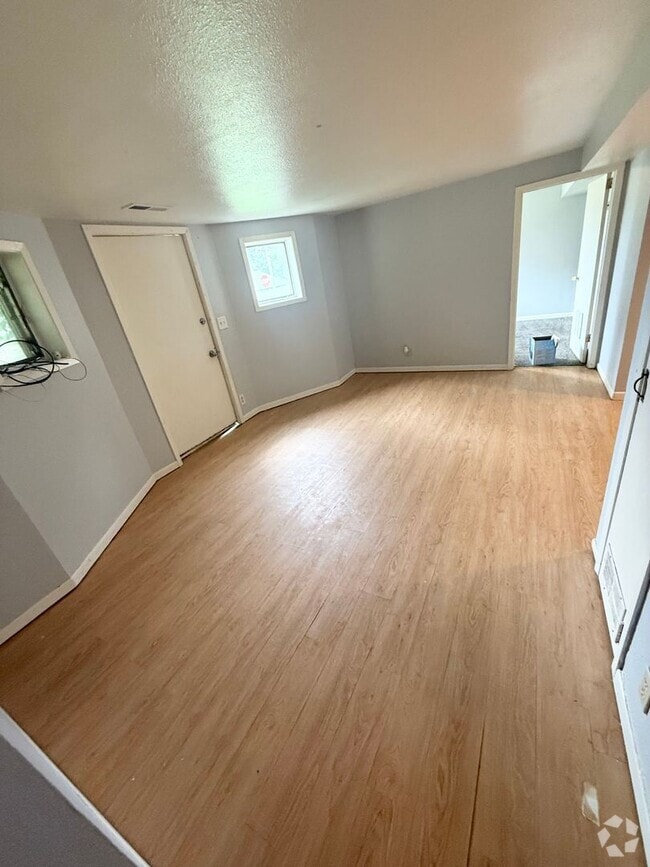 Building Photo - 3823 Ridge Ave Unit Ridge Lower Rental