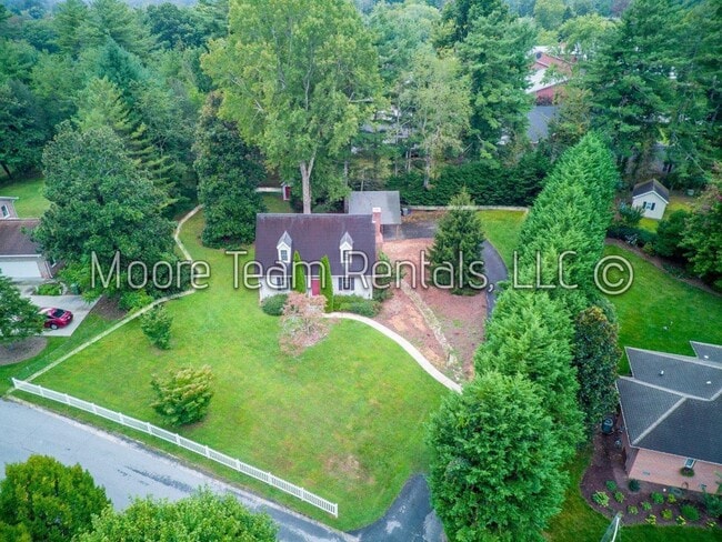 2 Bed Cape Cod + Large Hobby Room - 2 Bed Cape Cod + Large Hobby Room House