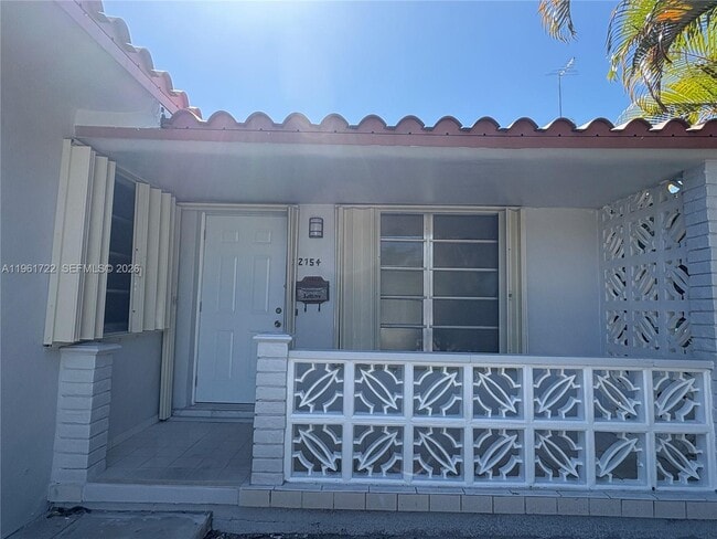 Building Photo - 2752 SW 25th Ter Unit B