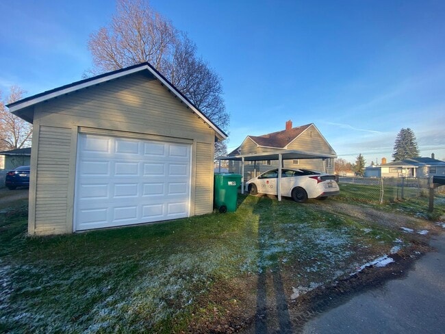 Photo - Move in special ONE month free – Spacious 4-Bedroom, 2-Bath Home in Spokane Valley
