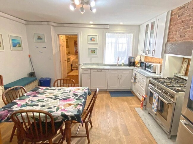 Building Photo - 518A Halsey St Unit #1