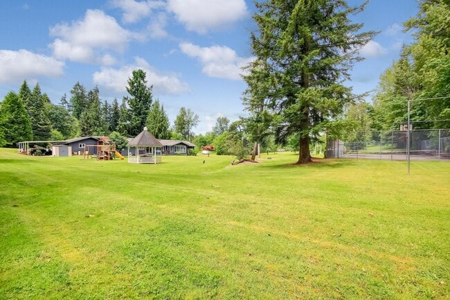 Building Photo - Fantastic Remodel in E Renton Highlands!