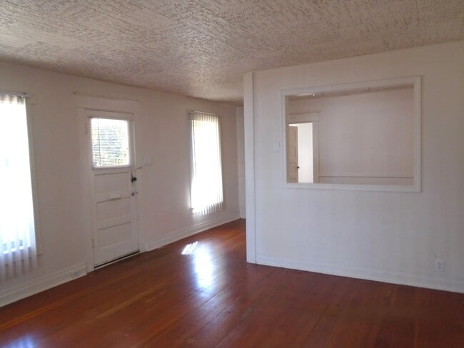 Photo - 435 Wilson St S