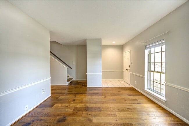 Photo - 940 Wycliffe Dr Unit 6