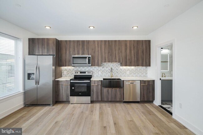 Building Photo - 2000 N Front St