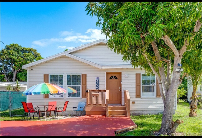 Building Photo - 716 21st St