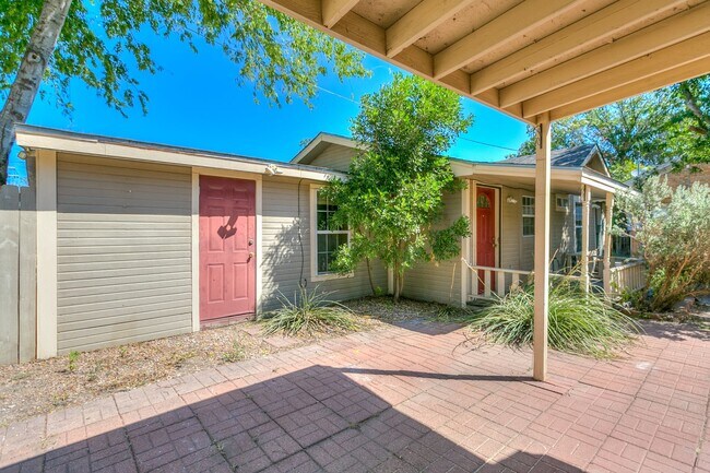 2-Bedroom Home Ideal For Roommates!! - 2-Bedroom Home Ideal For Roommates!!