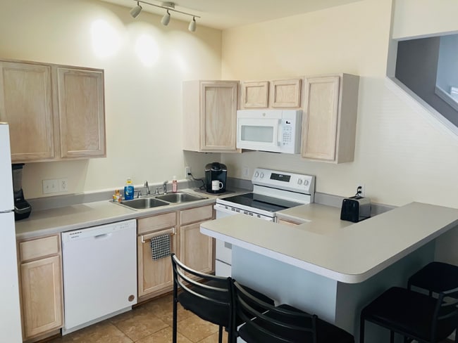 Photo - 118 University Village Dr