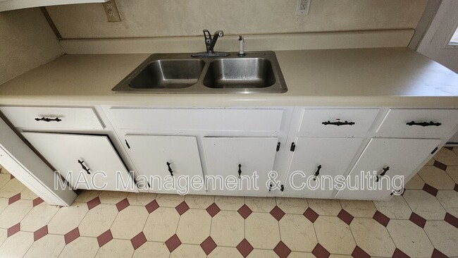 Photo - 311 S Mark Twain St