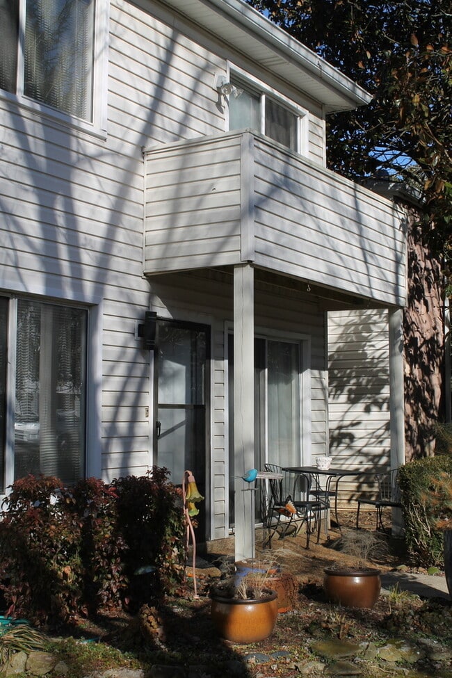 Photo - Wonderful Bellevue Condo in Creekside Meadows!