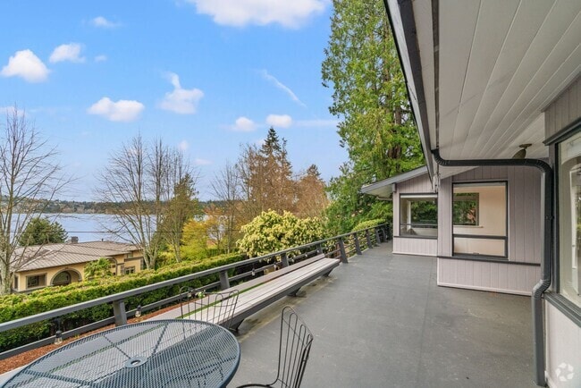 Building Photo - 5Bd/2.75Ba Mercer Island House