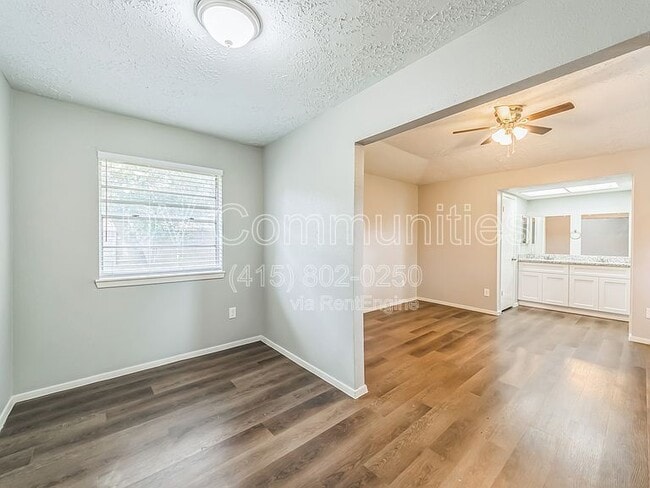 Photo - 11823 Bee Ln