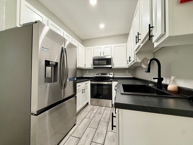 Photo - **Hawthorne Place** Pet Friendly 5 Large Bedrooms 2 Full Baths!