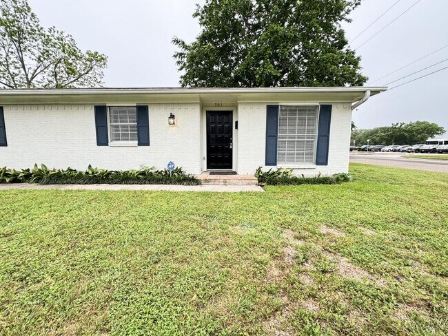 Photo - 301 E Park Ave