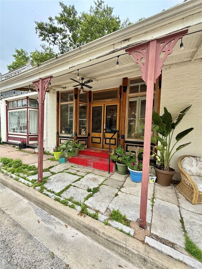 Photo - 301 W Laurel St