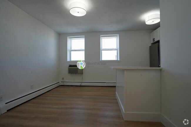 Building Photo - 740 E 7th St Rental