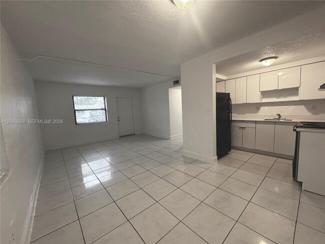 Building Photo - 1530 NE 136th St Unit 10
