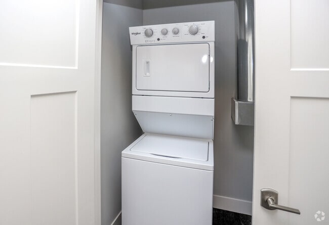 2BR, 2BA - 975 SF