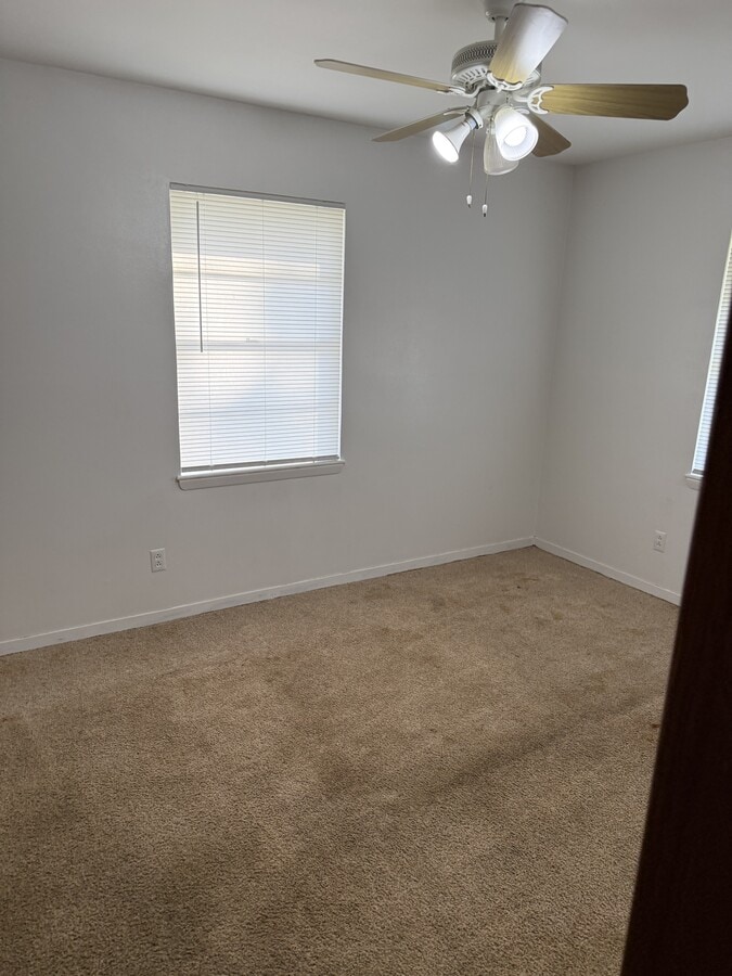 Photo - 915 N Spring St