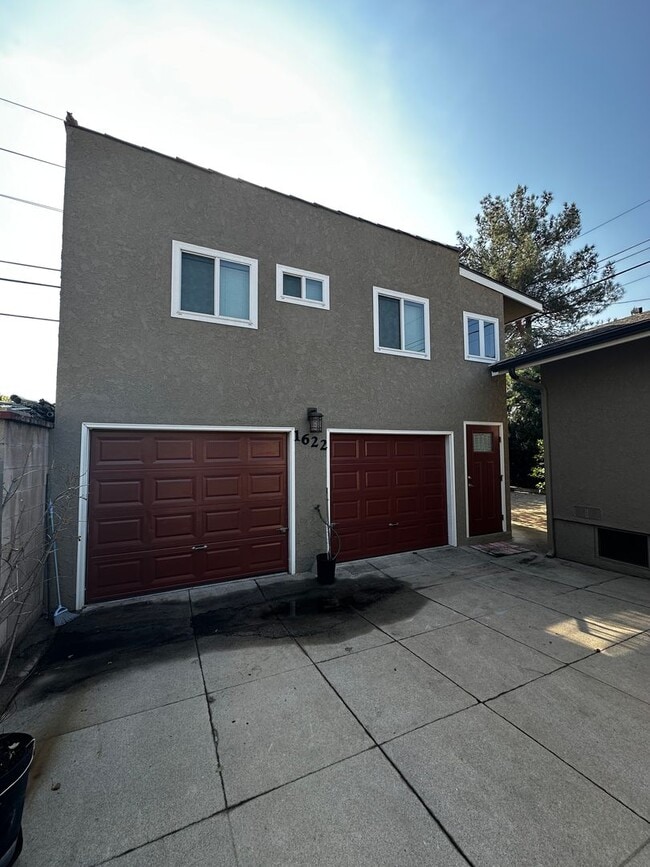 Building Photo - Fully Updated Spacious Studio Above Garages in Pasadena! Unit 1622