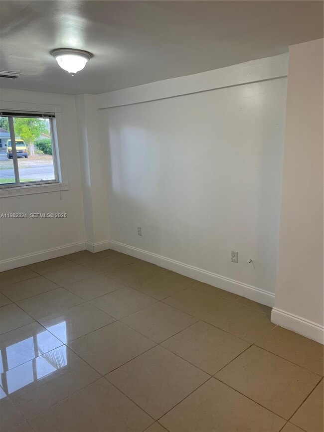 Photo - 1400 NE 175th St