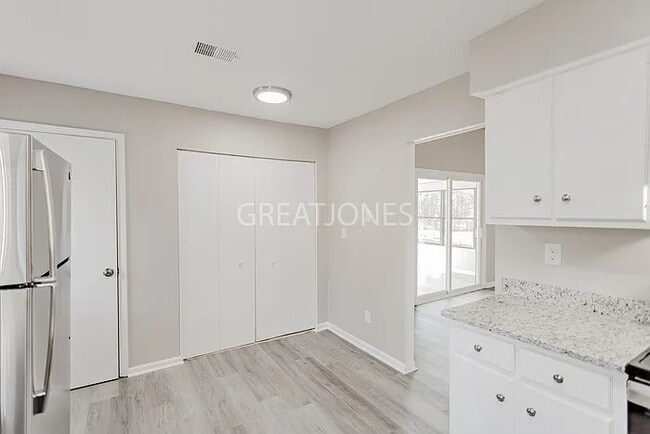 Photo - 1452 Foxcroft Loop