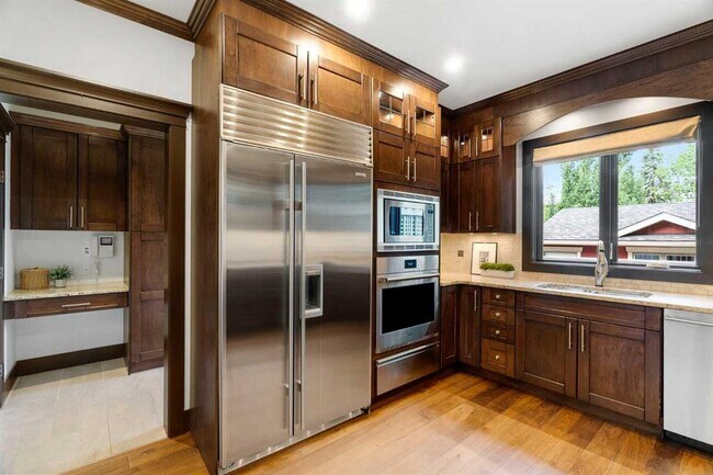 Photo - 4707-4721 21 St SW