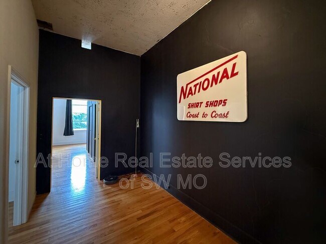 Building Photo - 137 Park Central Square Unit 218