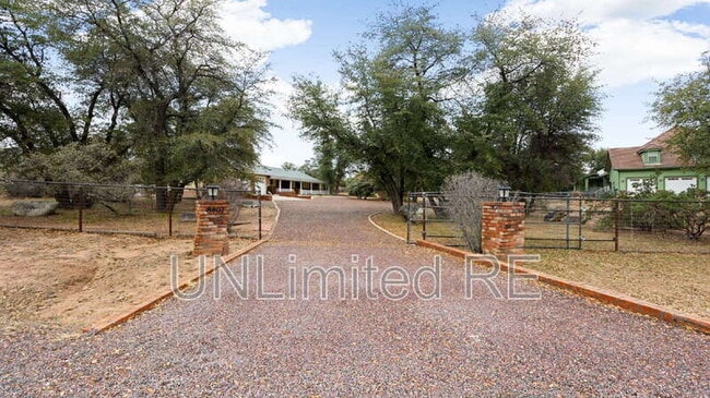 Building Photo - 8407 N Live Oak Dr