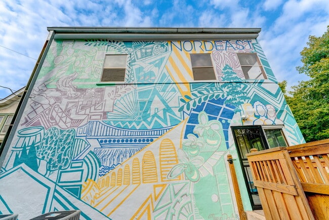 Mural realizado por un artista local de Minneapolis. - 1322 NE Lowry Ave Unidad 1