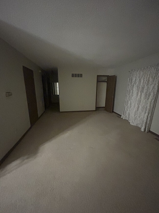 Sala con closet, acceso a cable. - 5672 Summer St