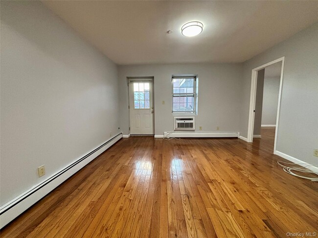 Building Photo - 35-06 Leavitt St Unit 5A