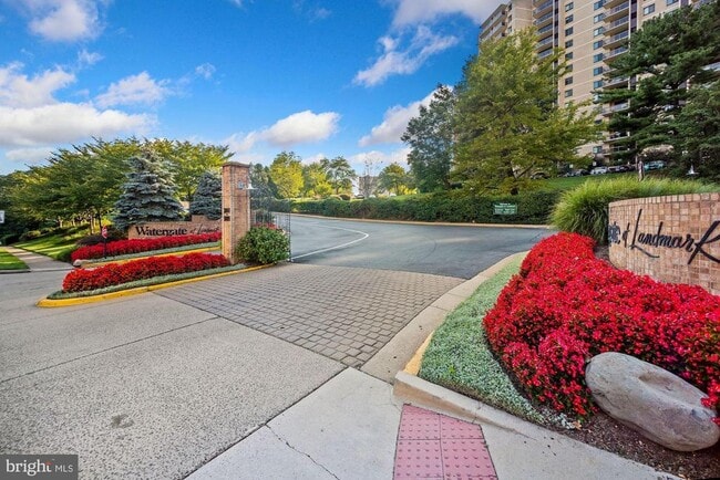 Building Photo - 307 Yoakum Pkwy Unit 1506