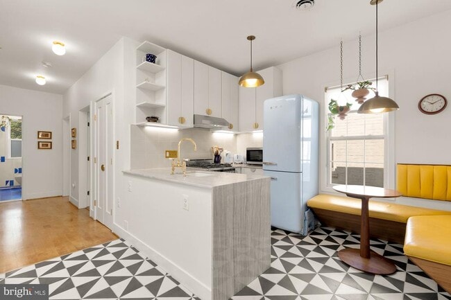 Building Photo - 3022 R St NW Unit 3 Rental