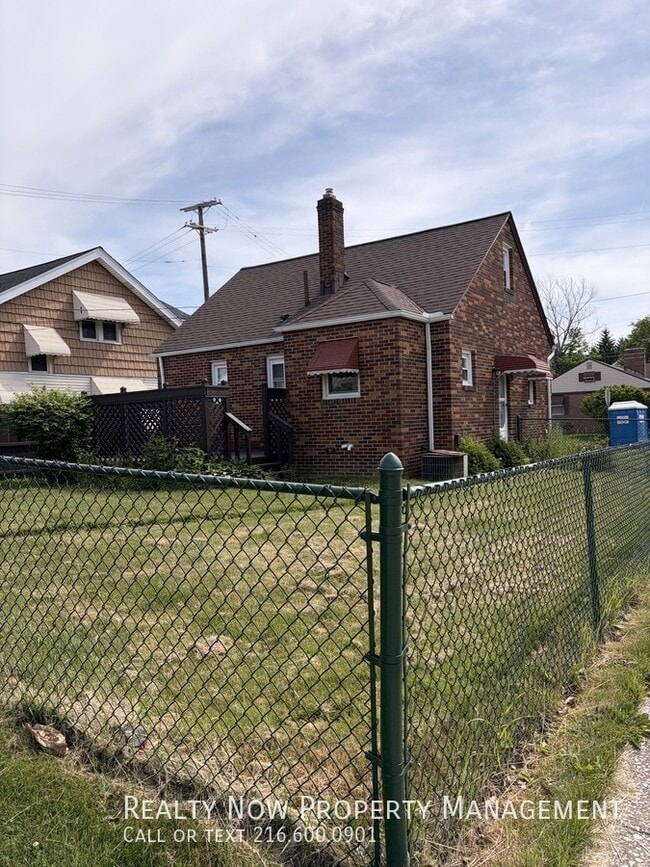 Building Photo - 5032 E 110th St