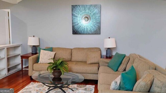 Photo - 2277 Overton Rd