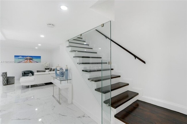 Photo - 9167 Harding Ave