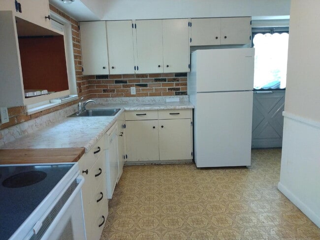 Building Photo - Spacious 3-Bedroom Ranch on Oversized Lot Near Manchester & 141 with Finished Basement