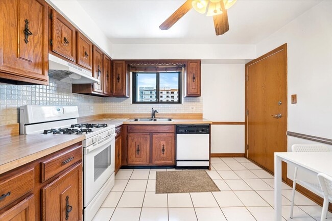 Photo - 922 W Irving Park Rd Unit 303