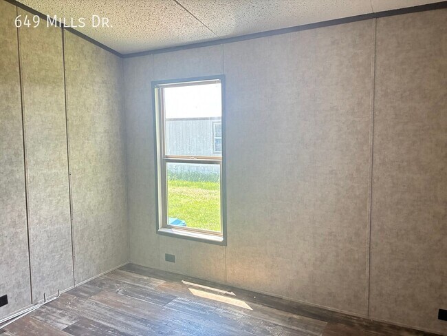 649 W Mills Dr