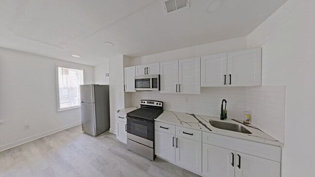 Photo - 3331 N Howard St Unit Apt 1