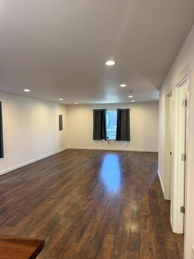 Photo - 570 NE 55th Ave