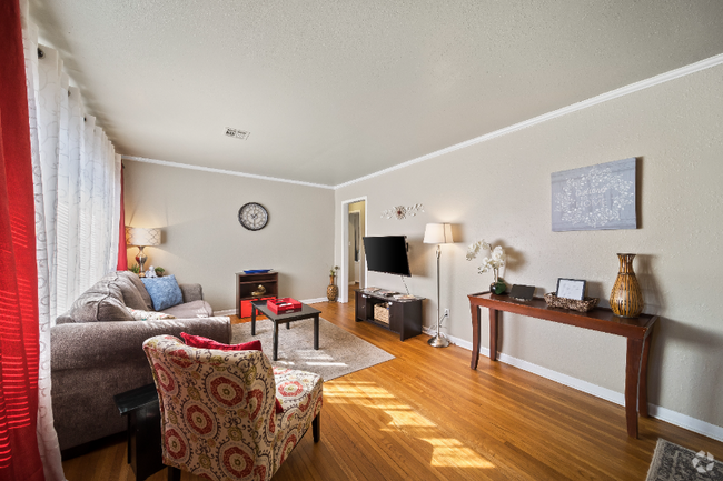 Building Photo - 1206 Oakwood Dr Rental