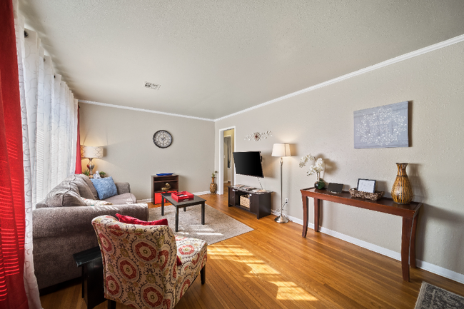 Building Photo - 1206 Oakwood Dr Rental