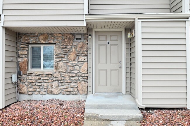 Building Photo - 2 bed 1 Bath townhouse