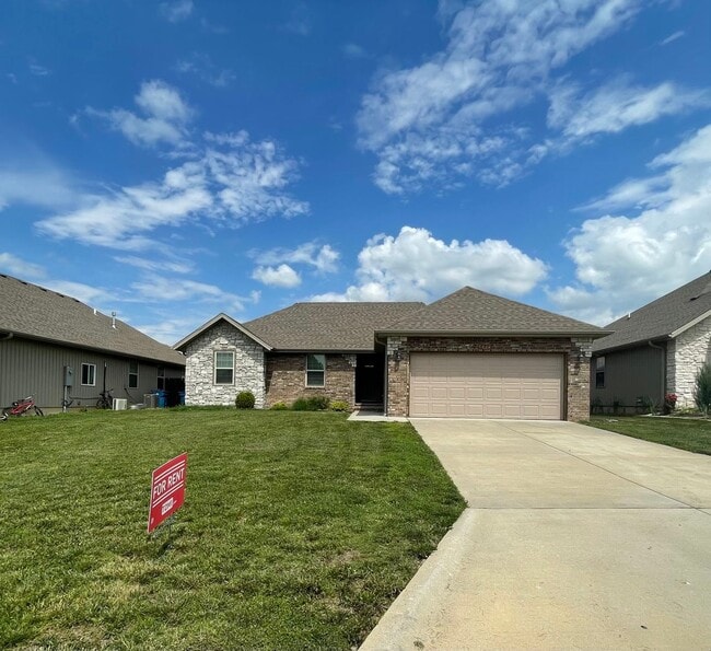 Building Photo - Executive Rental - Old Castle Estate Subdivision - Nixa