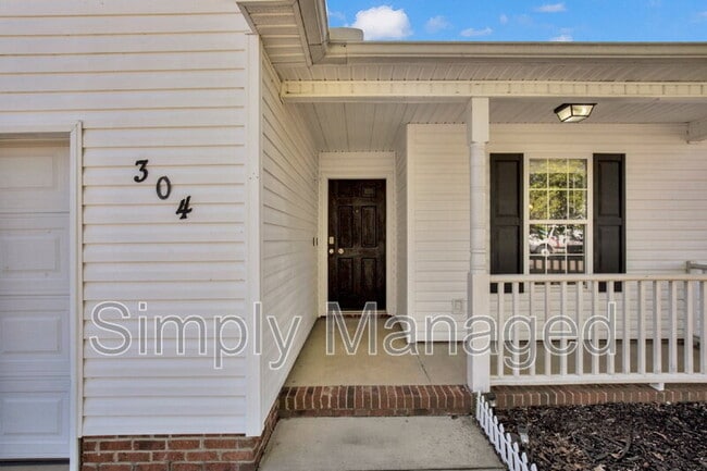 Photo - 304 Hawthorn Dr